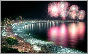 A multid&atilde;o celebra a chegada do ano novo no Reveillon em Copacabana