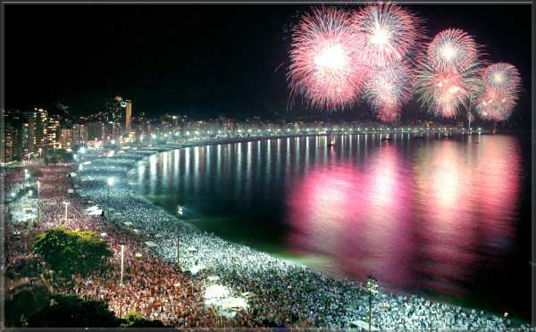 A multid&atilde;o celebra a chegada do ano novo no Reveillon em Copacabana